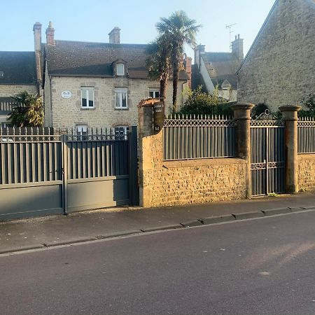 Gite Centre Ville Avec Cour Sainte-Mère-Église エクステリア 写真